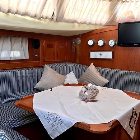 Sleep & Boats Barcelona City 산트 아드리아 데 베소스 외부 사진