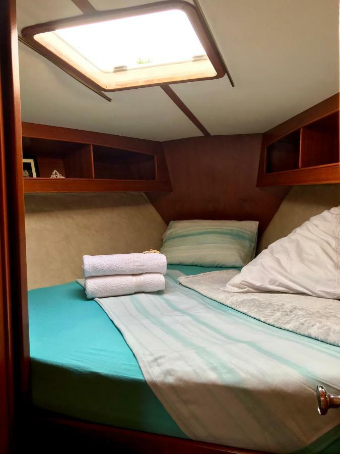 Sleep & Boats Barcelona City 산트 아드리아 데 베소스 외부 사진