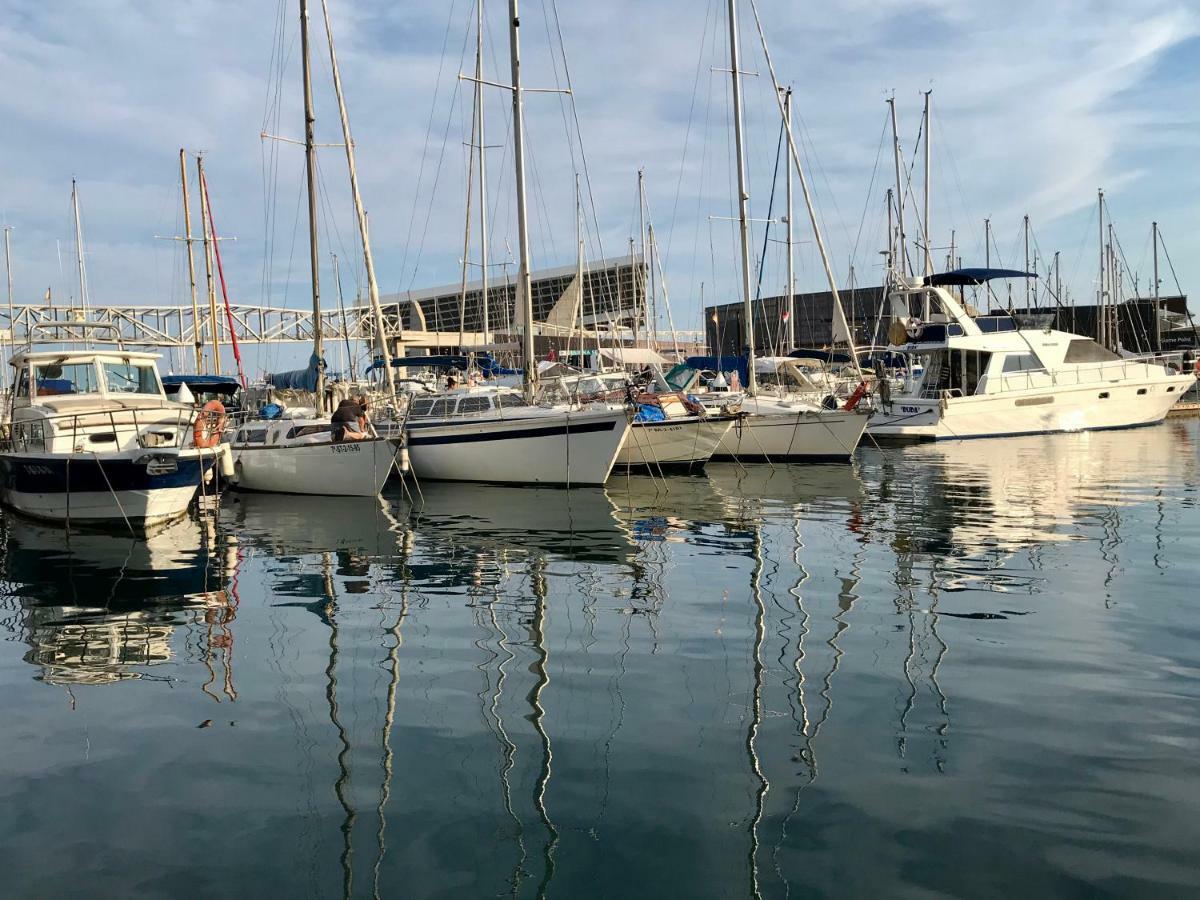 Sleep & Boats Barcelona City 산트 아드리아 데 베소스 외부 사진