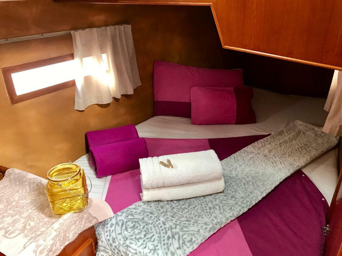 Sleep & Boats Barcelona City 산트 아드리아 데 베소스 외부 사진